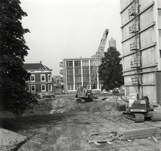 601573 Gezicht op de open plek na sloop van de huizen Catharijnesingel 53 en 54 te Utrecht, in verband met de bouw van ...